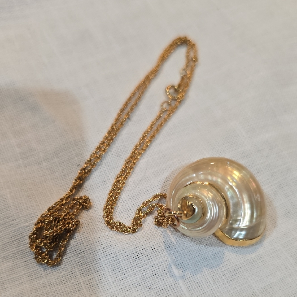 Elegant Gold Shell Pendant Necklace